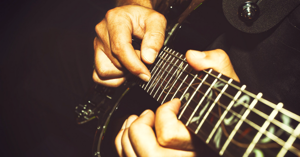 Jouant de la guitare
